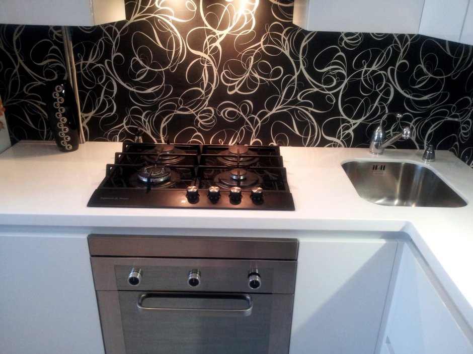 Белая варочная панель на черной столешнице