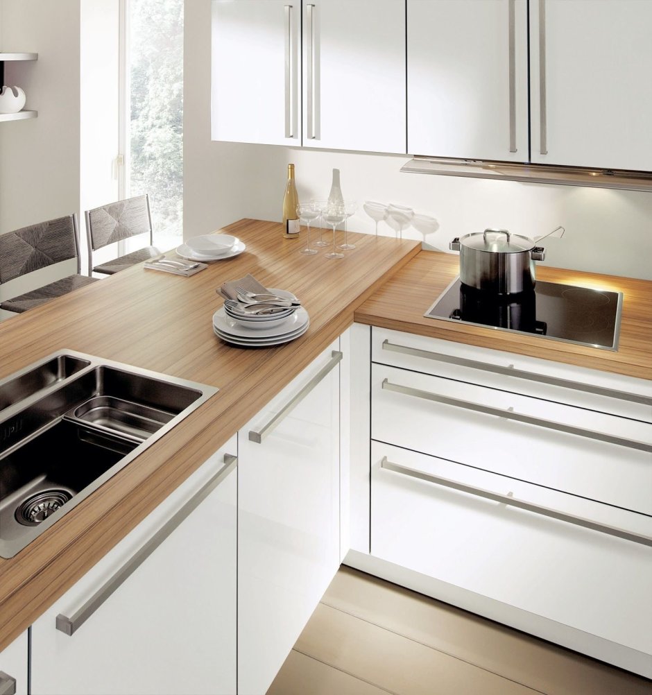 Встраиваемая духовка в углу на кухне