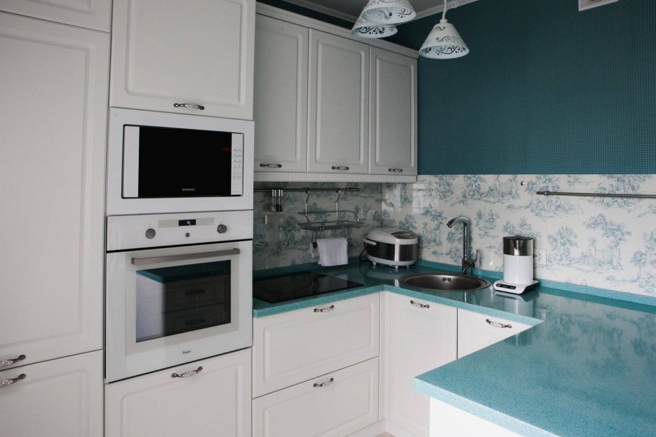 Бирюзовая кухня с белой столешницей