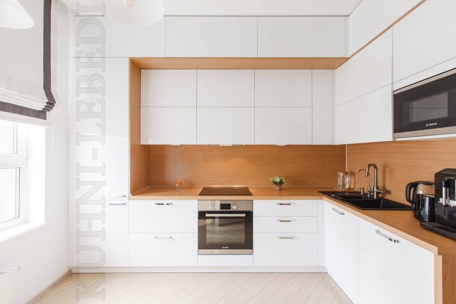 Кухня белая с деревом угловая