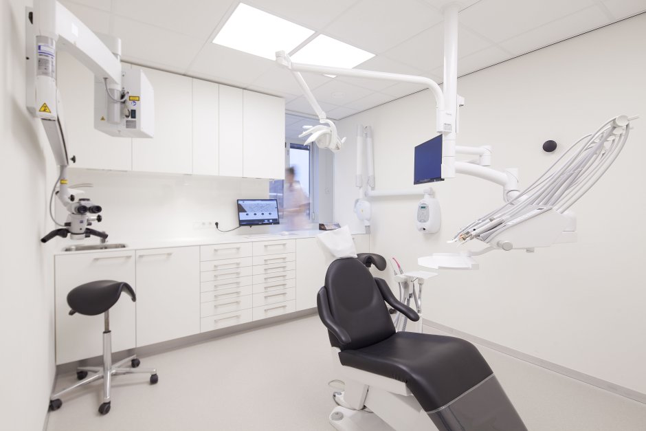 Стоматологический кабинет в белом цвете