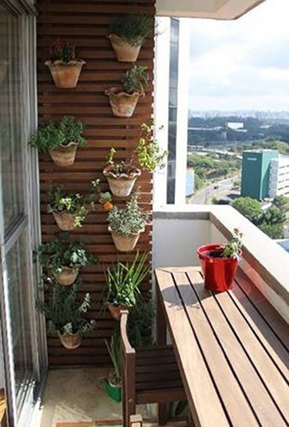 Декор балкона рейками