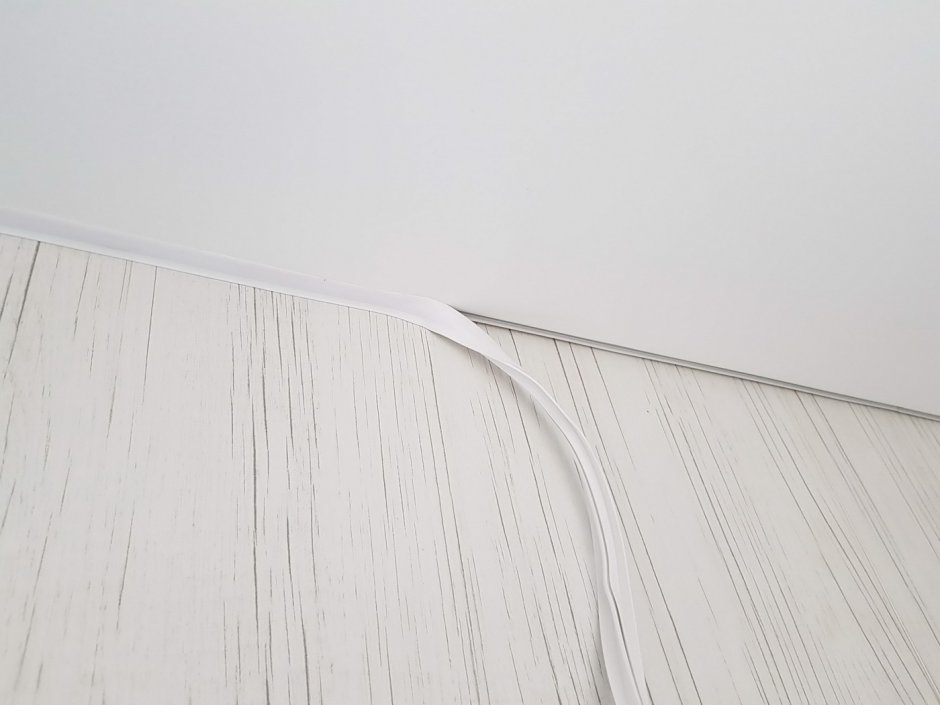 Натяжной потолок без плинтуса