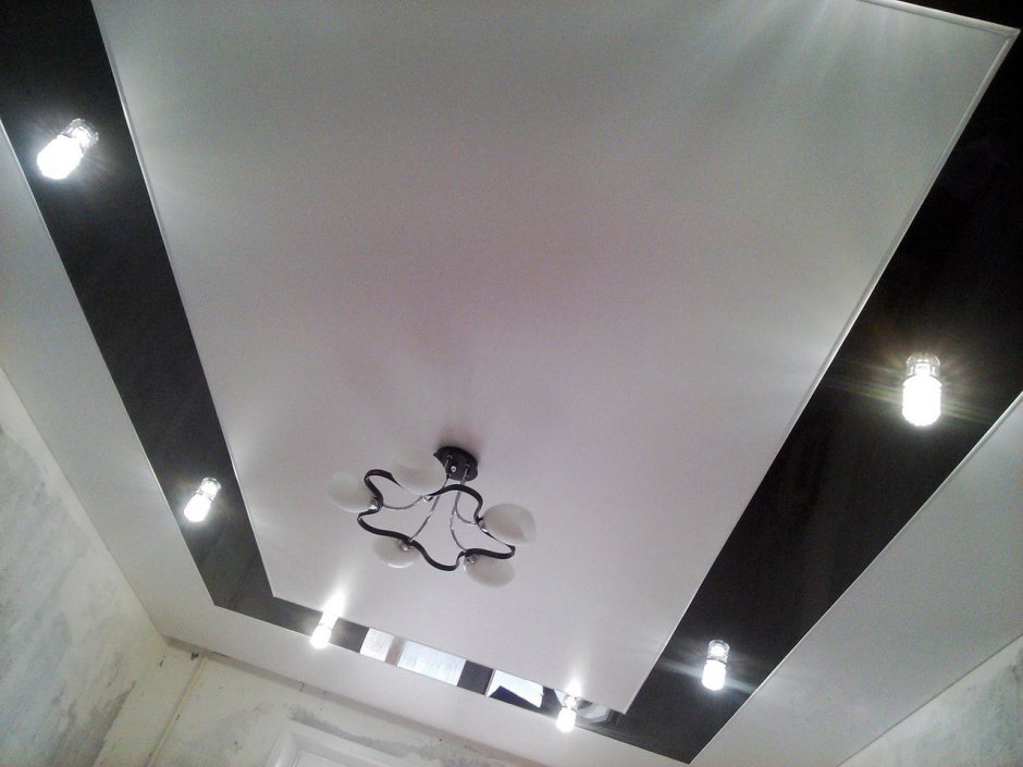 Черно белый потолок