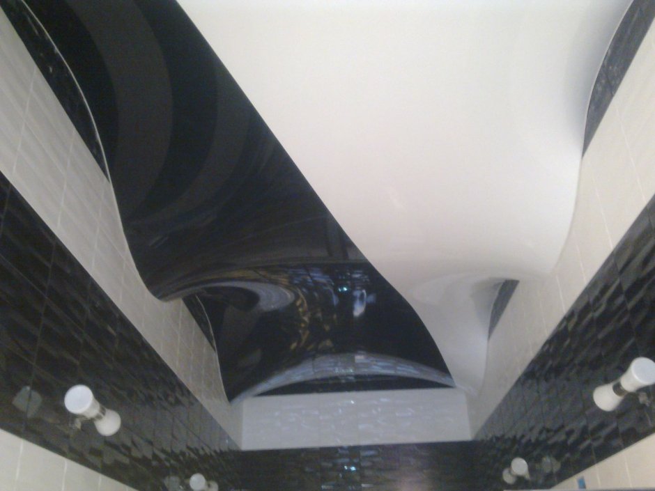 Натяжной потолок черный глянец