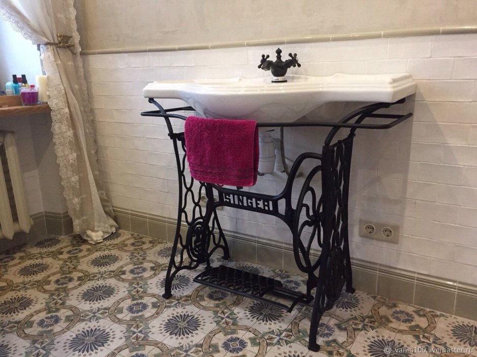 Швейная машина со столом в интерьере