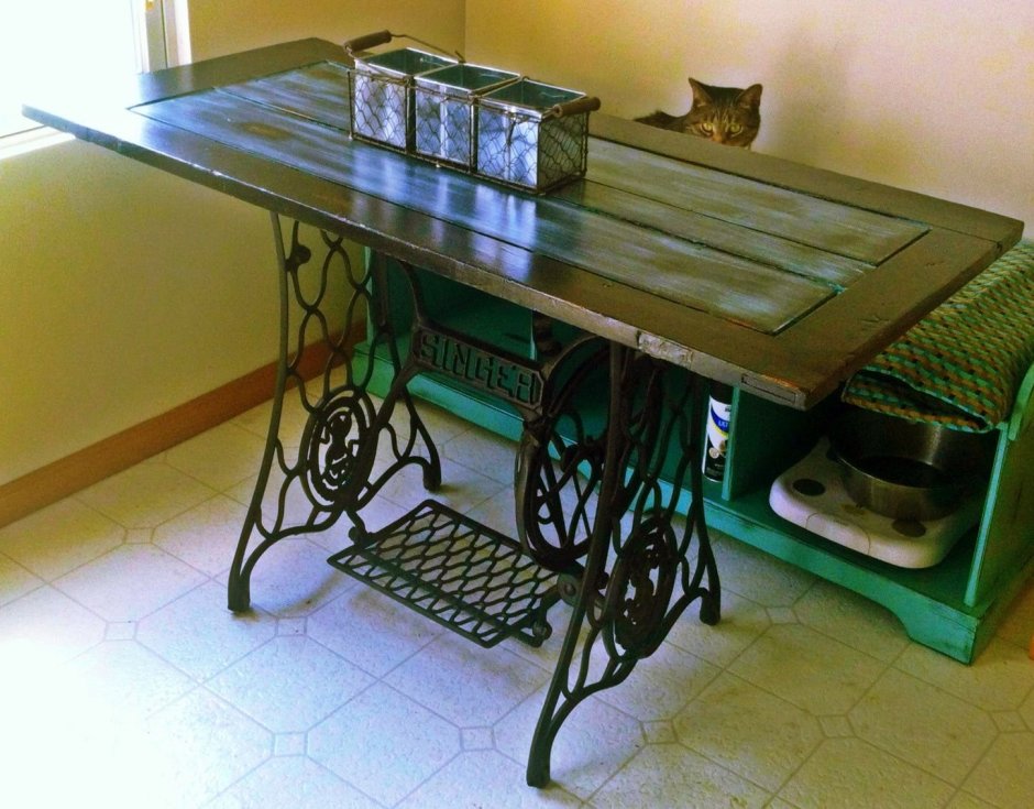 Стол из швейной машинки Зингер в интерьере