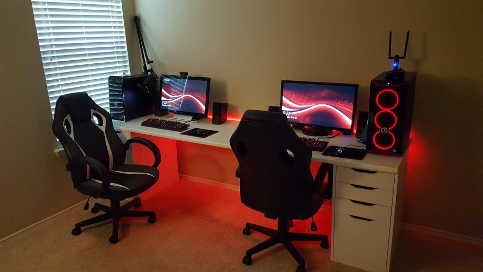 Компьютерный стол с подсветкой