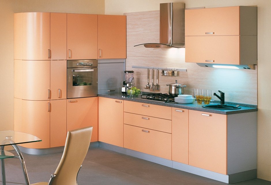 Стильная бежевая кухня