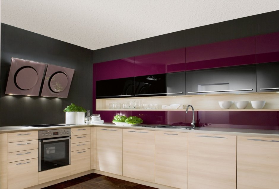 Крашеные стенки на кухнн