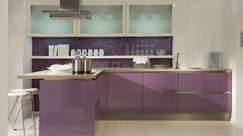 Кухня с зелеными стенами