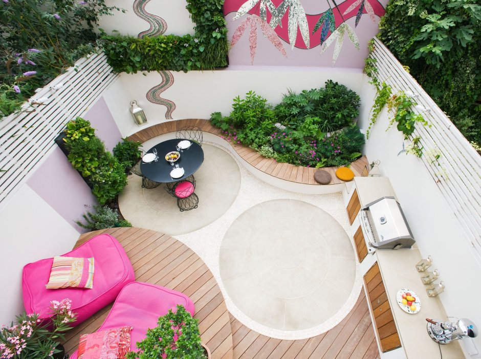 Участок с бассейном и детской площадкой