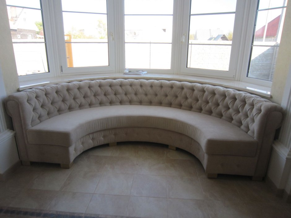 Полукруглый диван в эркере