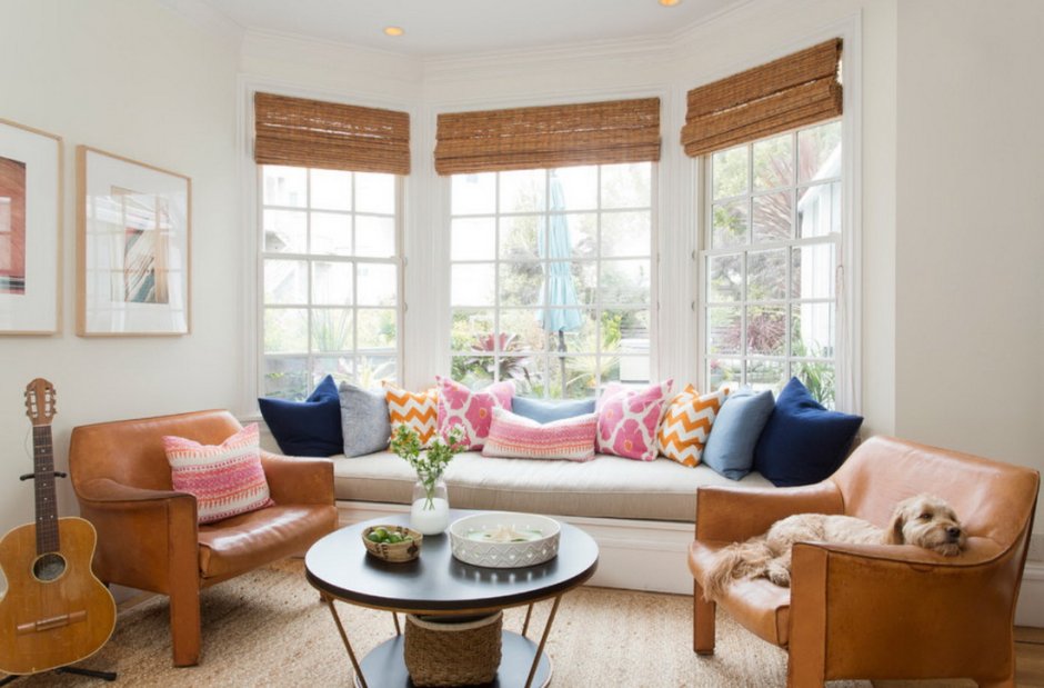 Диван у большого окна