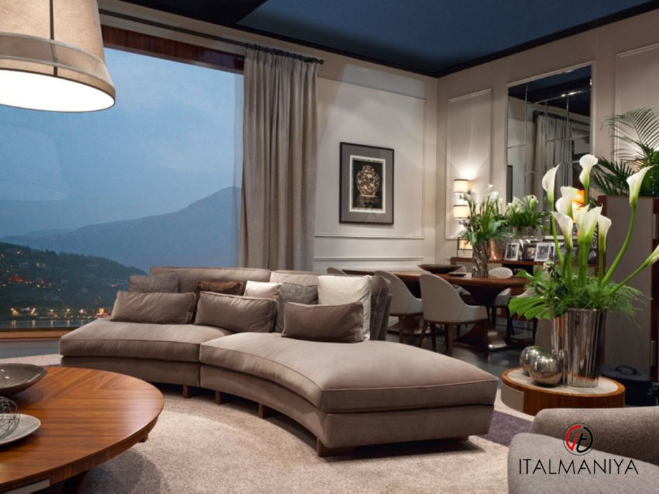 Гостиная с круглым диваном