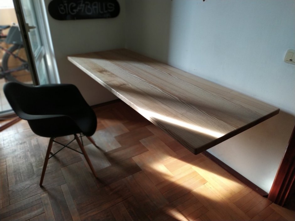 Стол с парящей столешницей