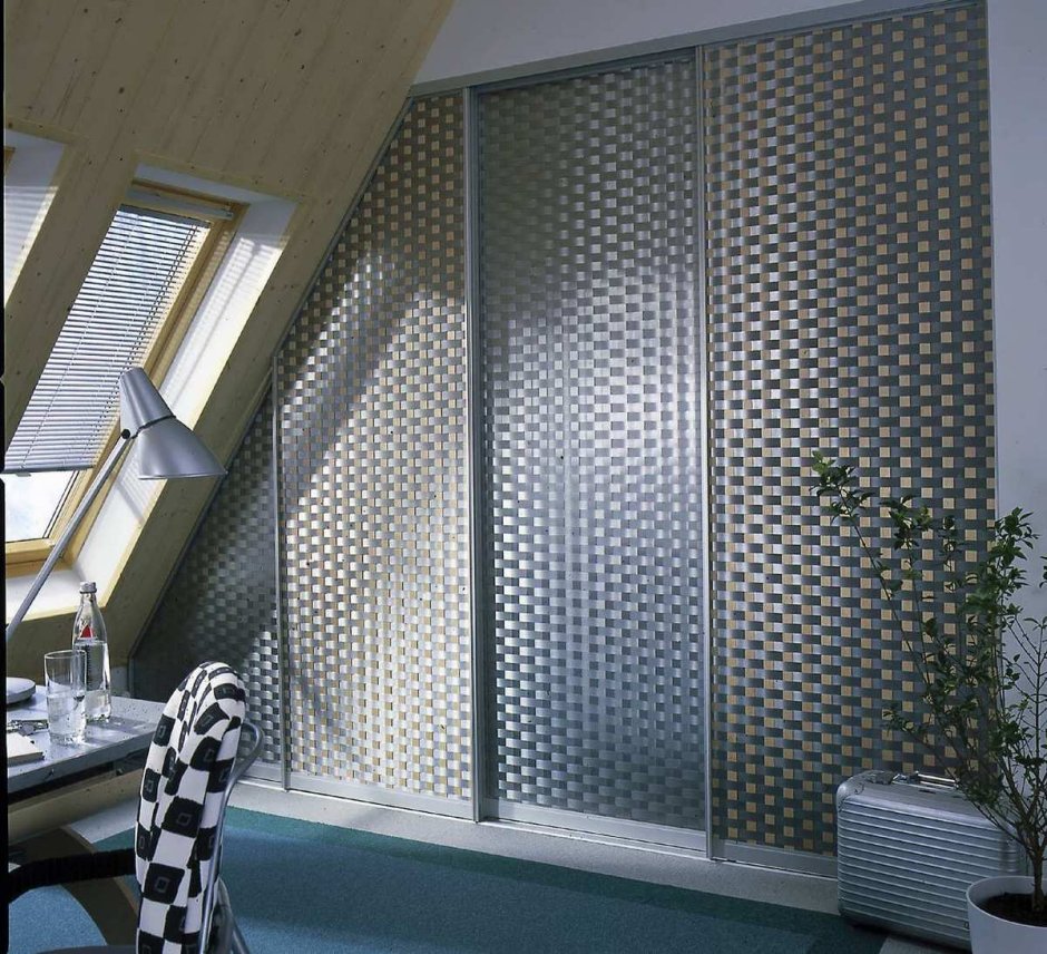 Двери купе с перфорацией