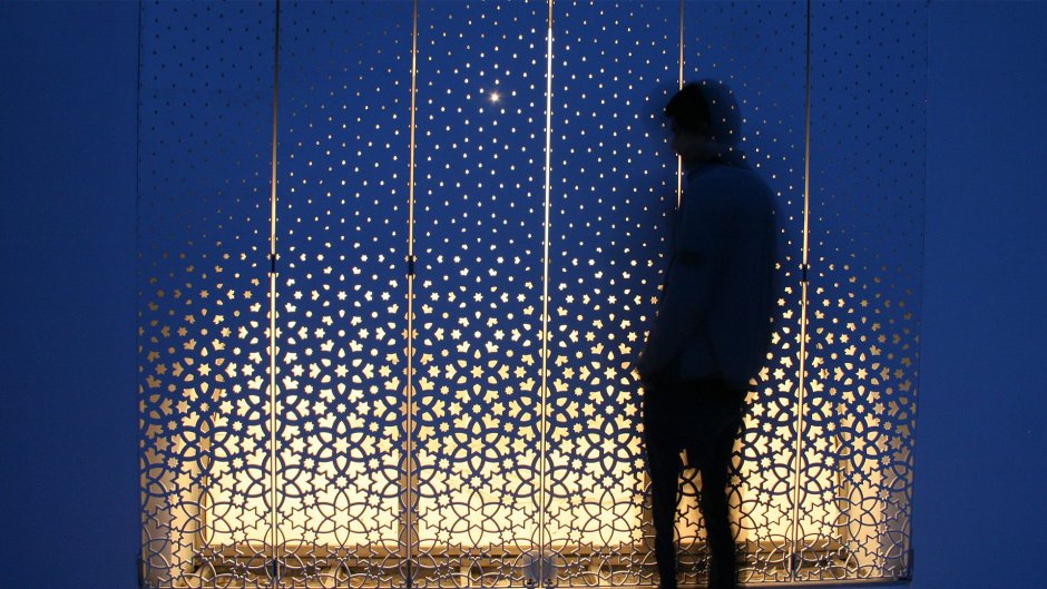 Перфорированный фасад с подсветкой