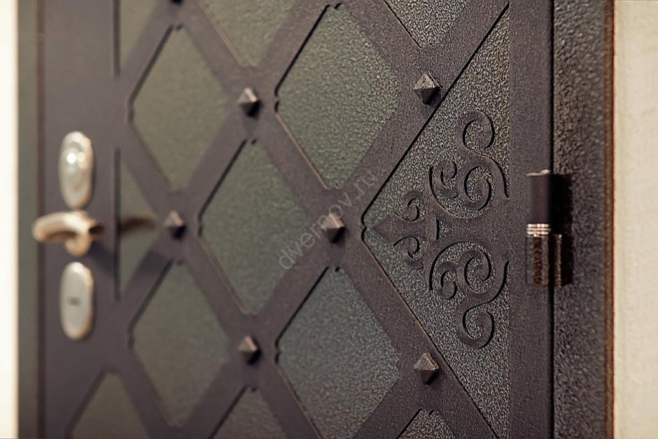 Декор входной двери