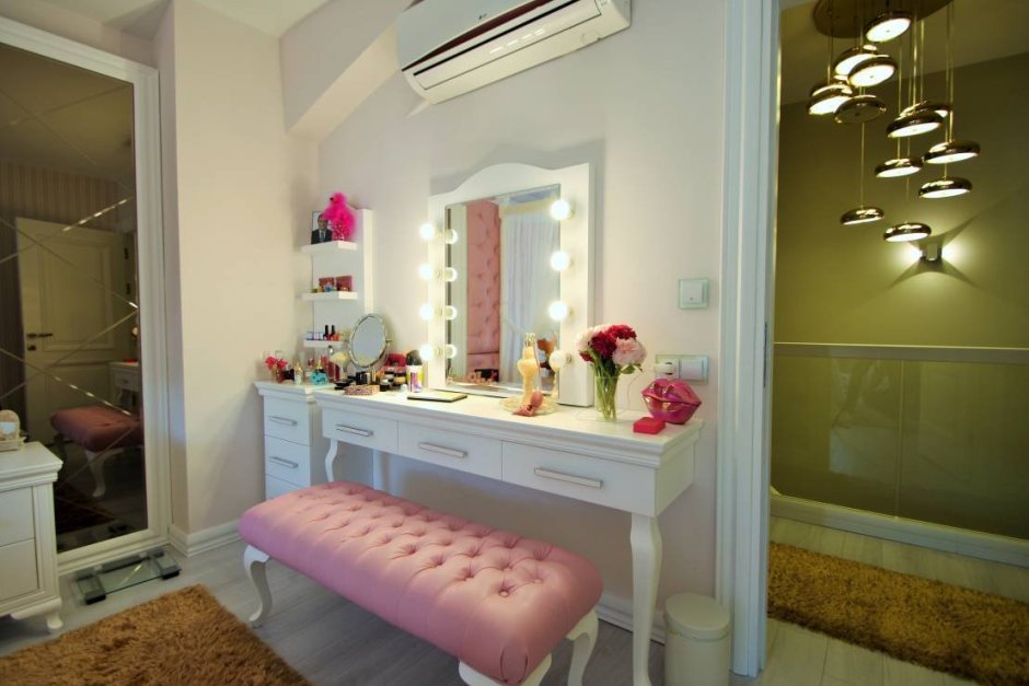 Комната для девушки с туалетным столиком