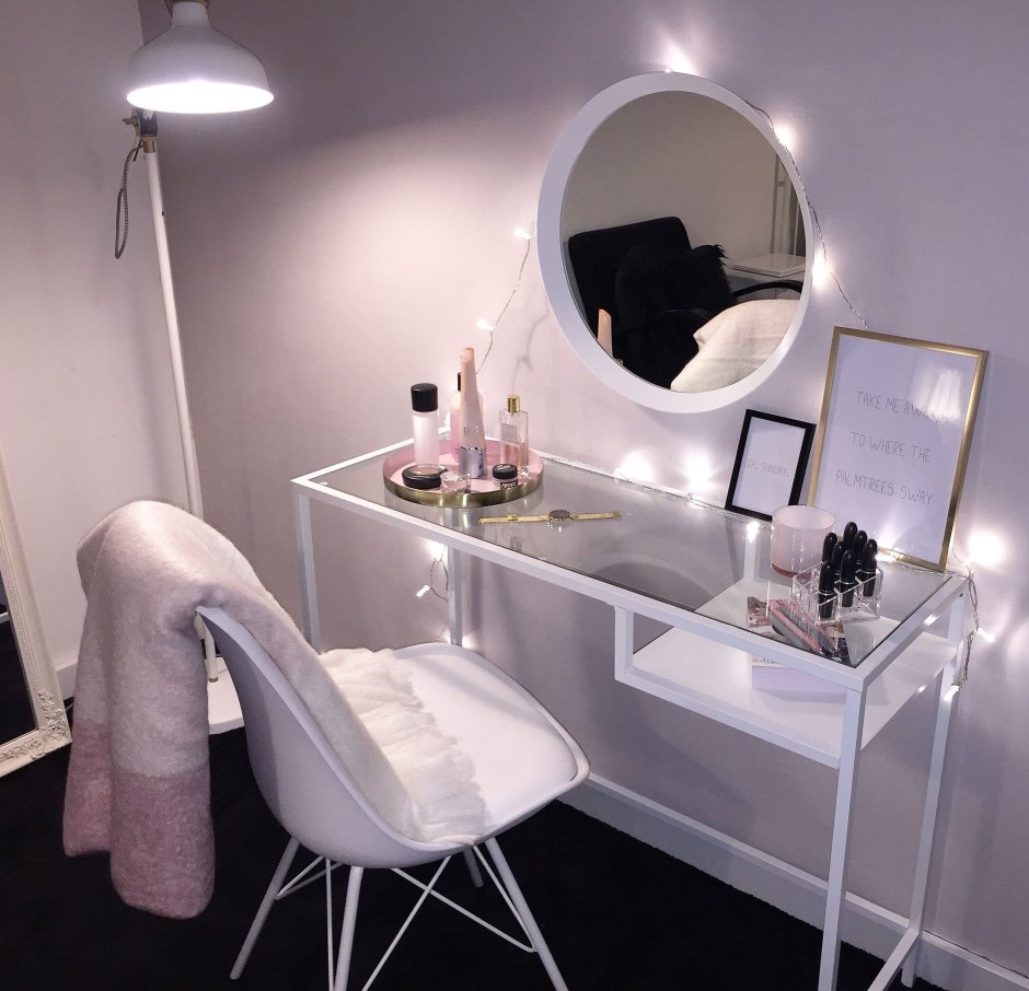 Зеркало над комодом