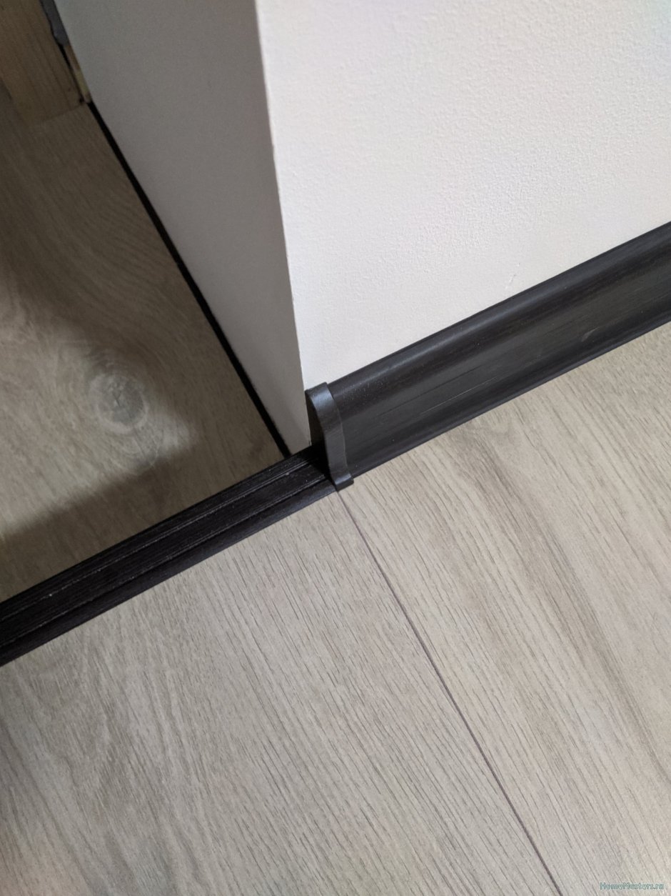 Стык кварцвинила и входной двери