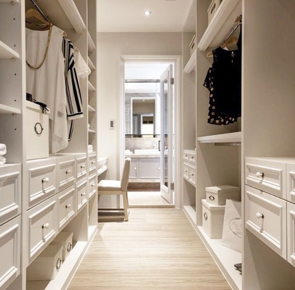 Светлая гардеробная комната