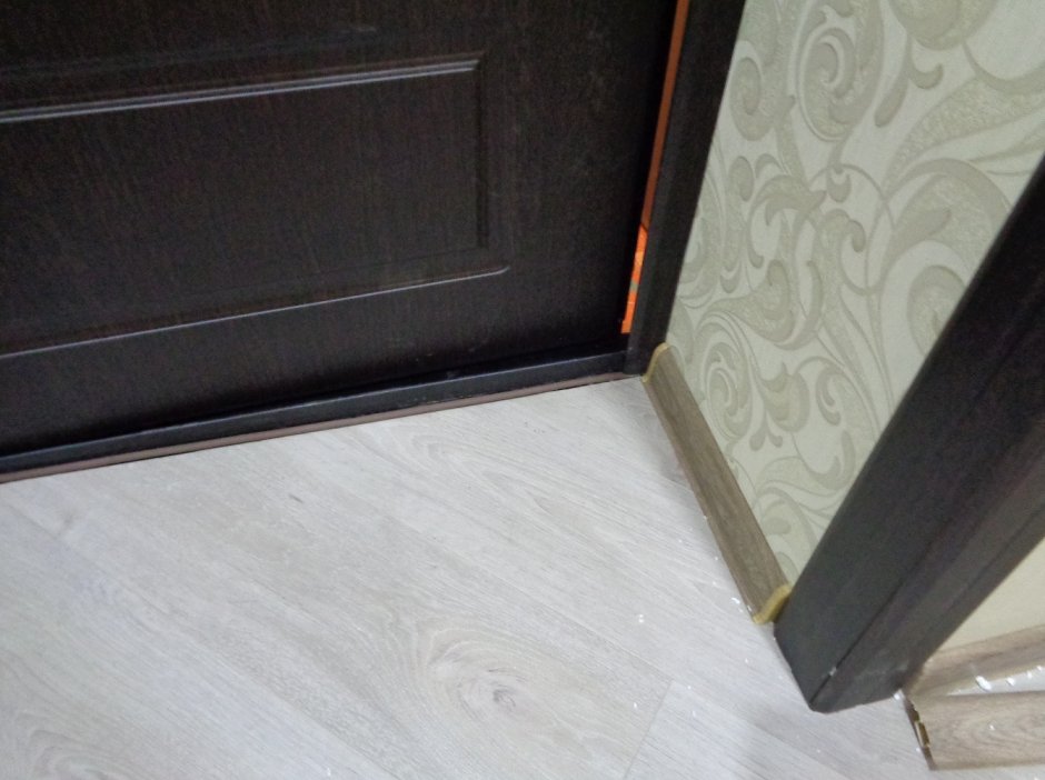 Дверь с порогом в ванную