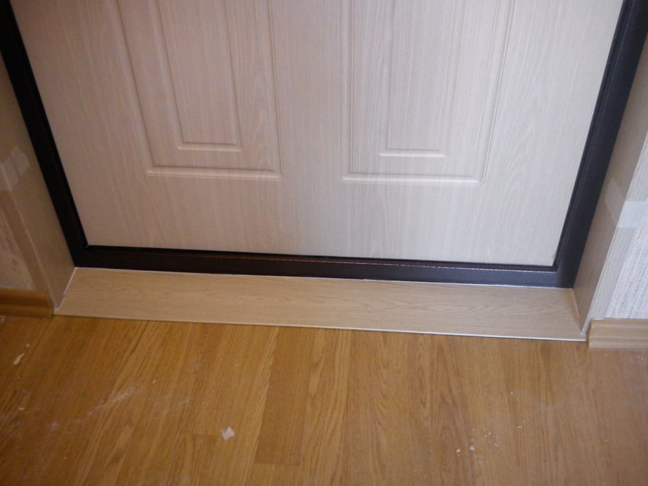 Плинтус у входной двери