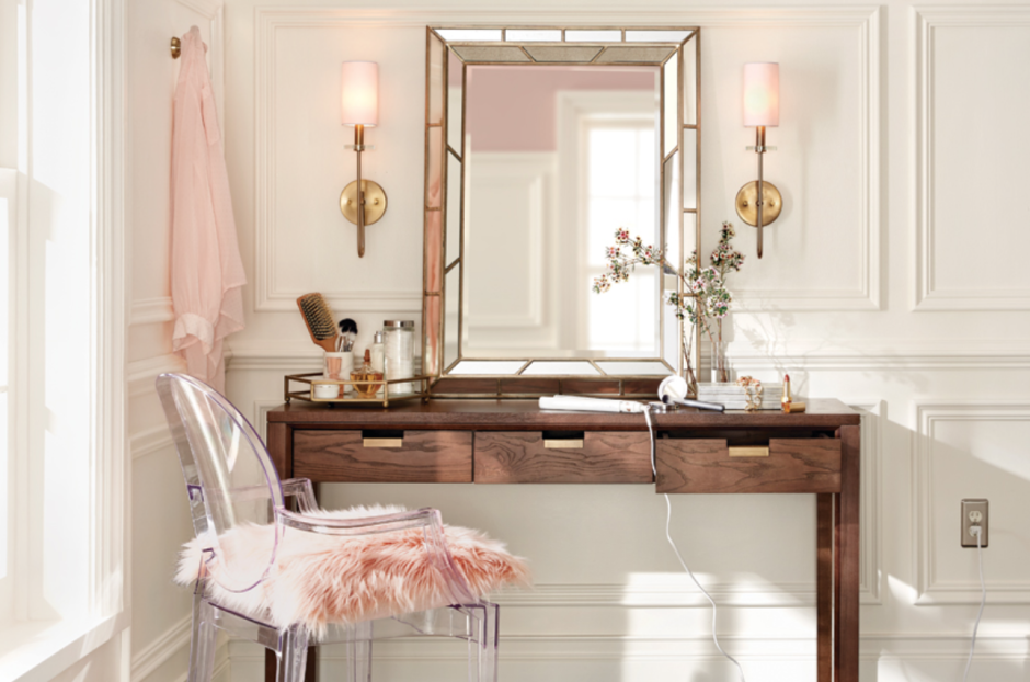 Женская комната стол с цветами