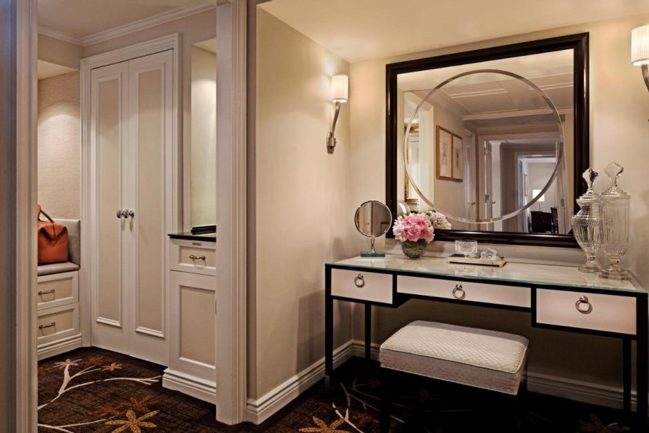 Туалетный столик с зеркалом в прихожую