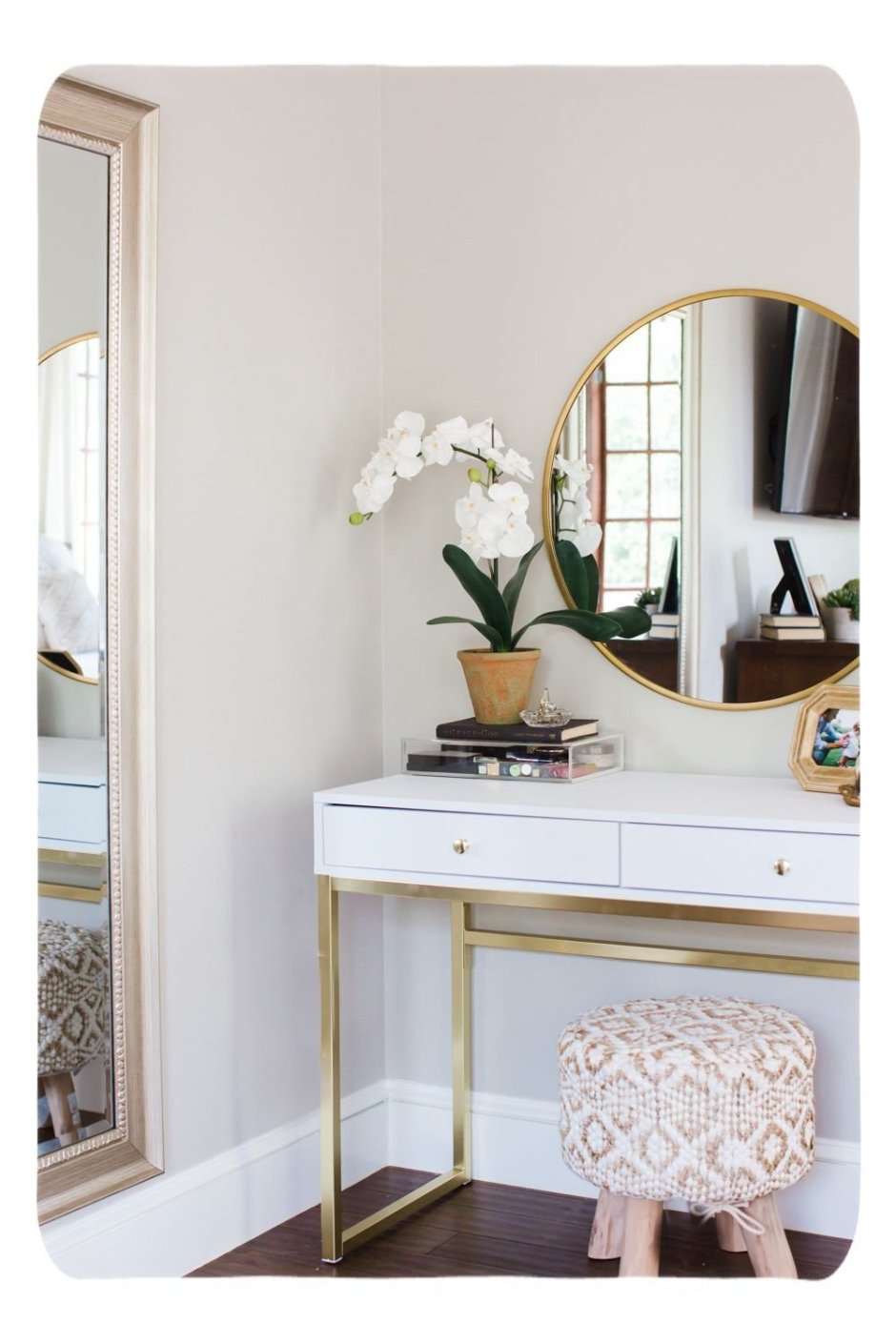 Зеркало над туалетным столиком