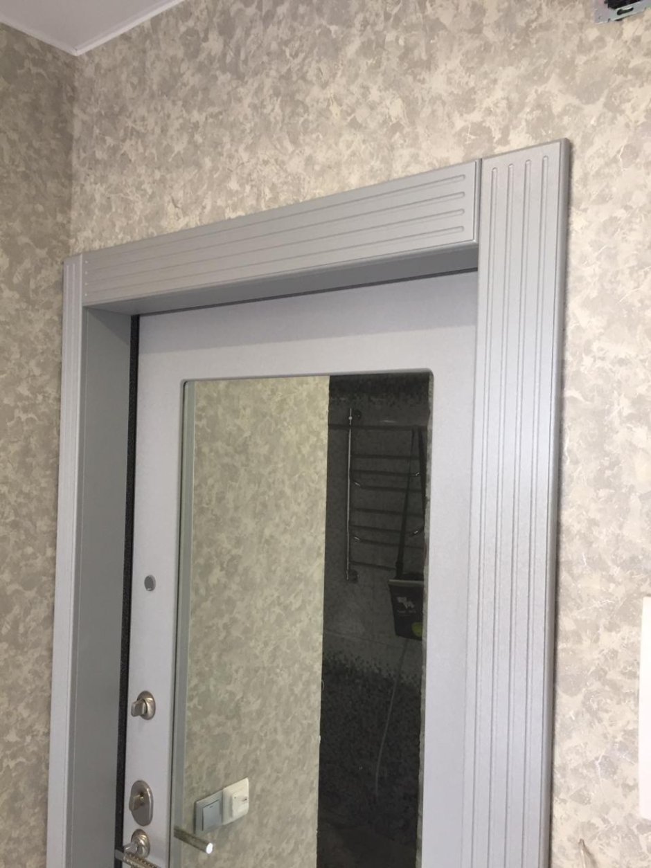 Плинтус под входной дверью