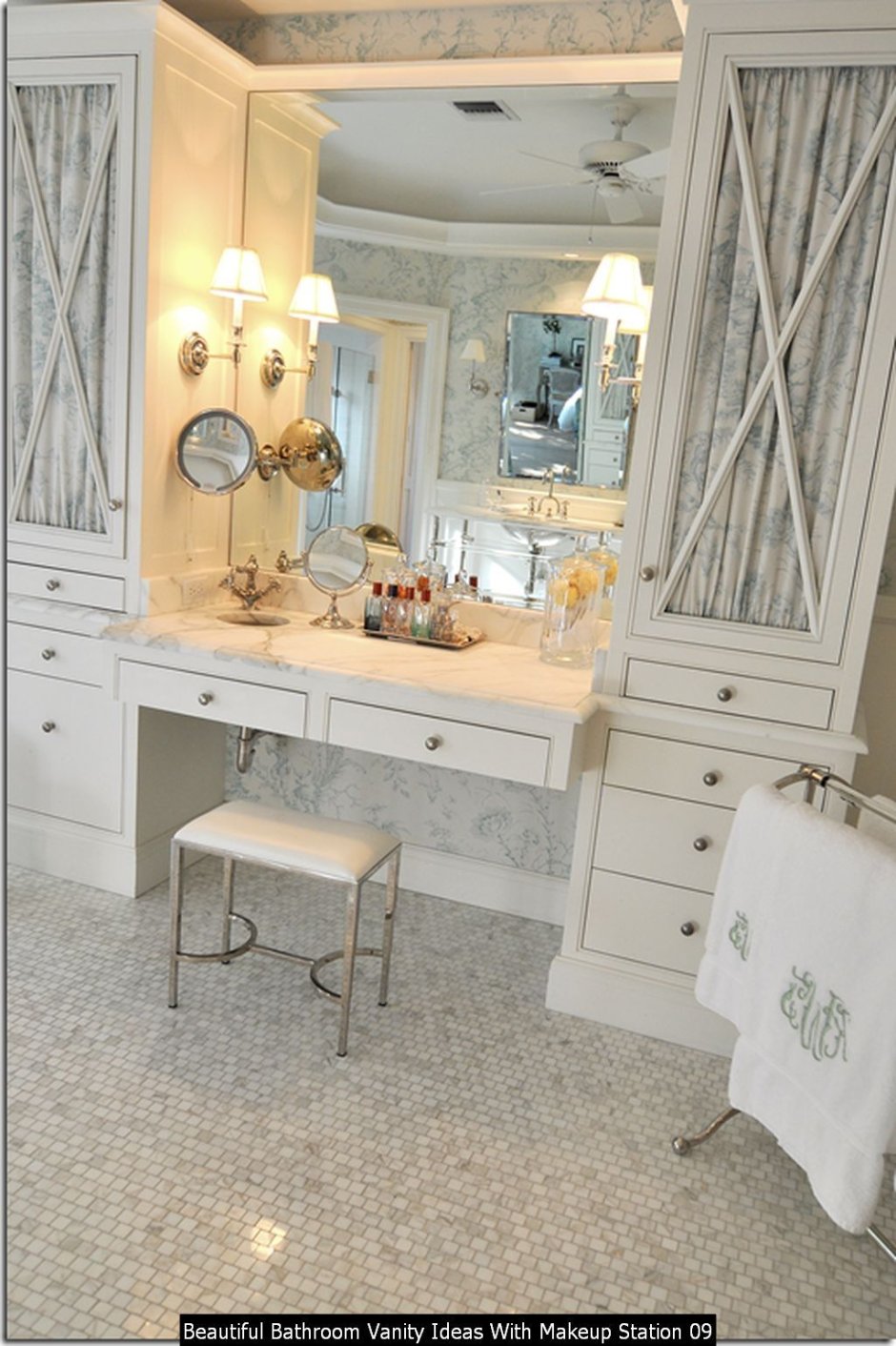 Столик для макияжа между шкафами