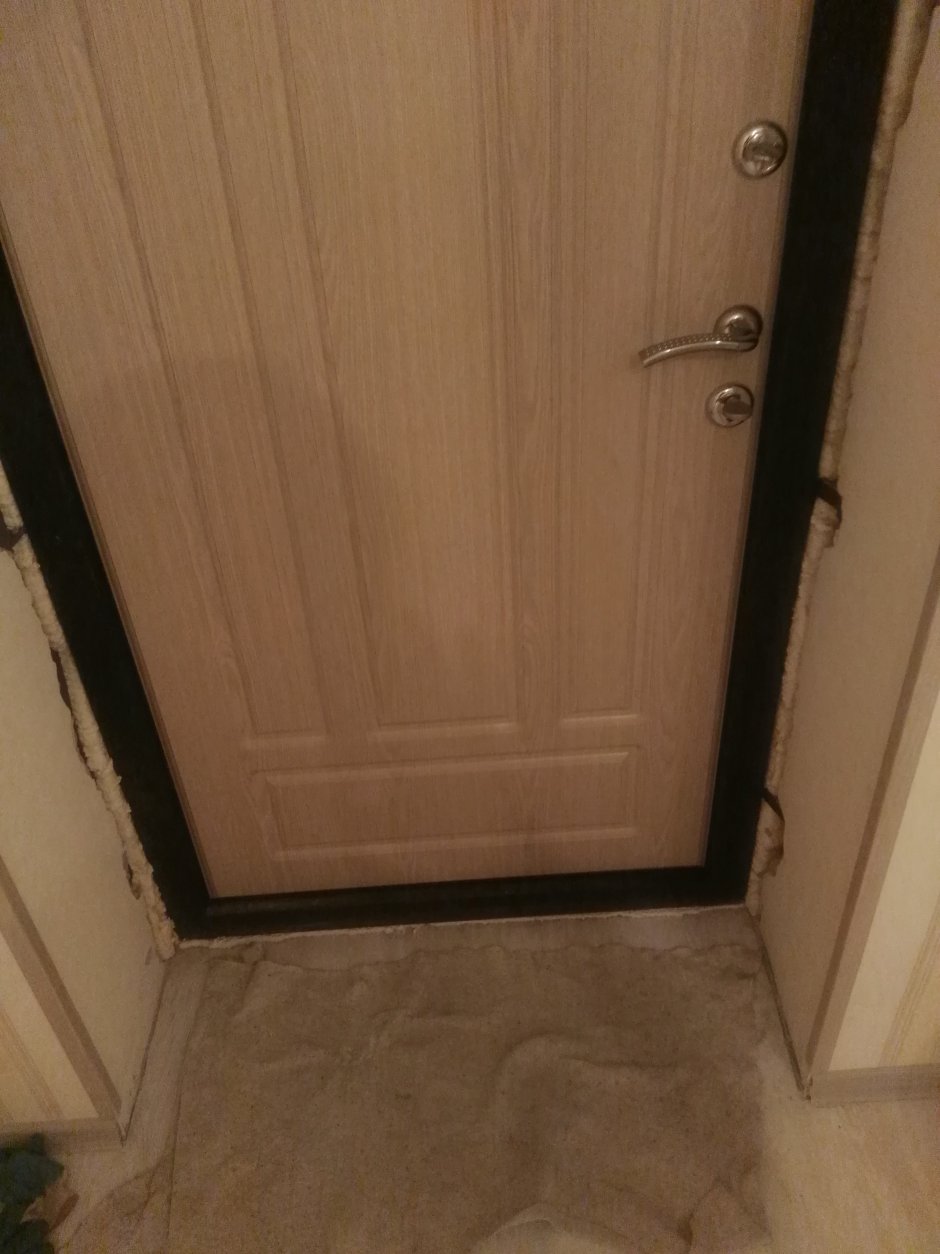 Плинтус у входной двери