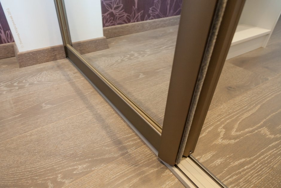 Плинтус около входной двери