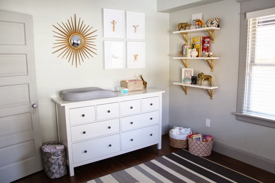 Полка икеа лак в комнате