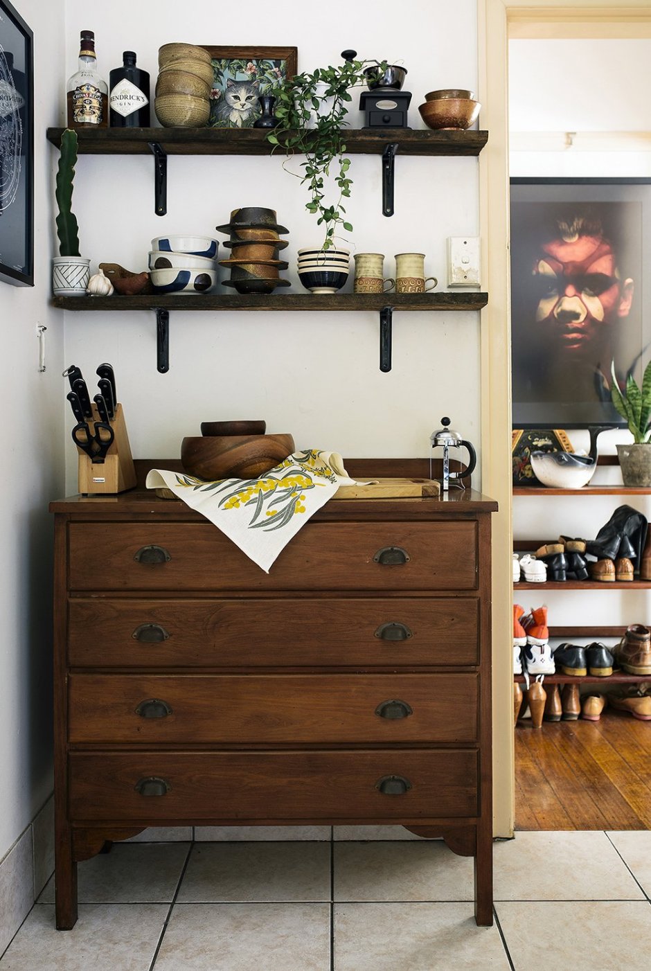 Полки над комодом в интерьере