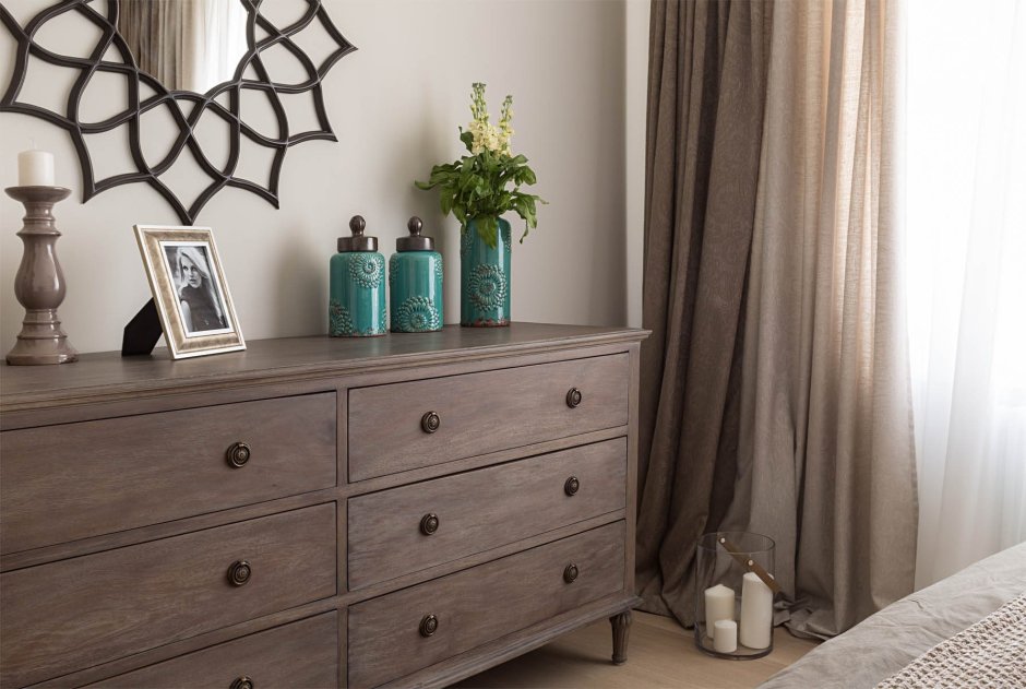 Стена над комодом