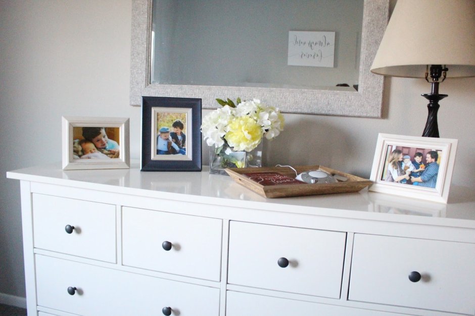 Рамки на комоде в интерьере