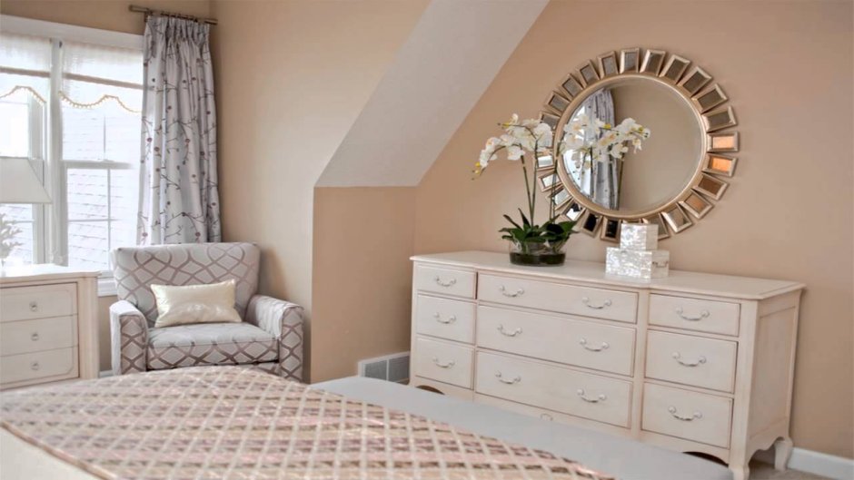 Зеркало над комодом в спальне