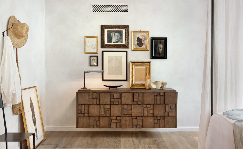 Портрет на стене над комодом