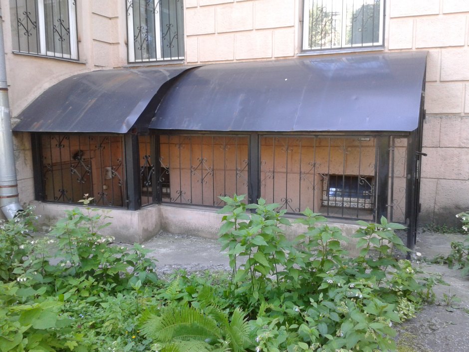 Навес с подвального помещения