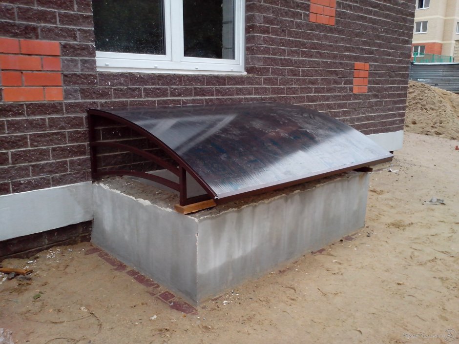 Козырек приямка