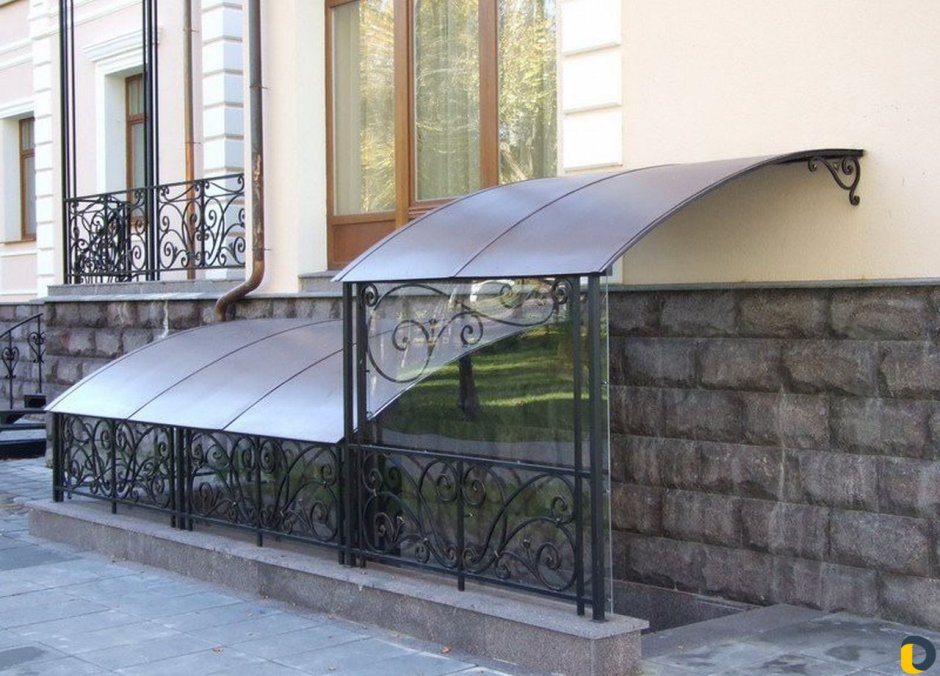 Козырек над подвалом