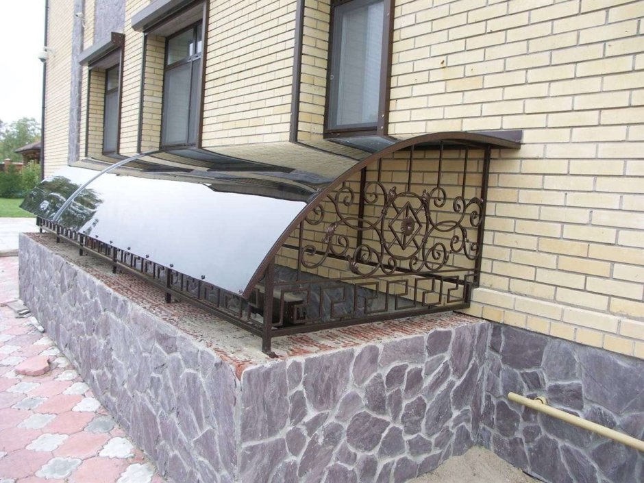 Козырек над подвалом