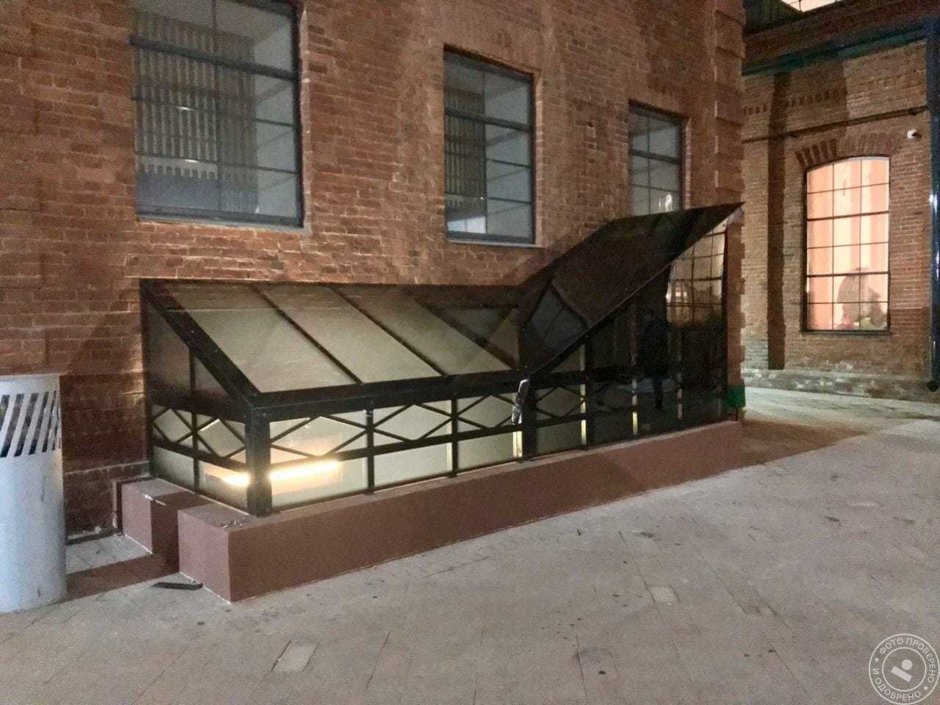 Навес над входом в подвал