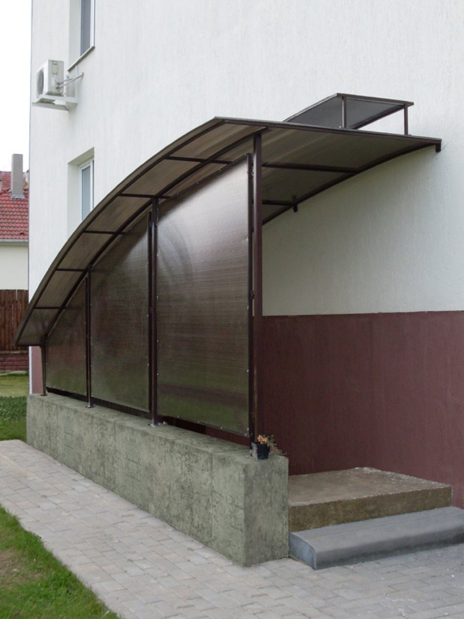 Козырек над подвалом