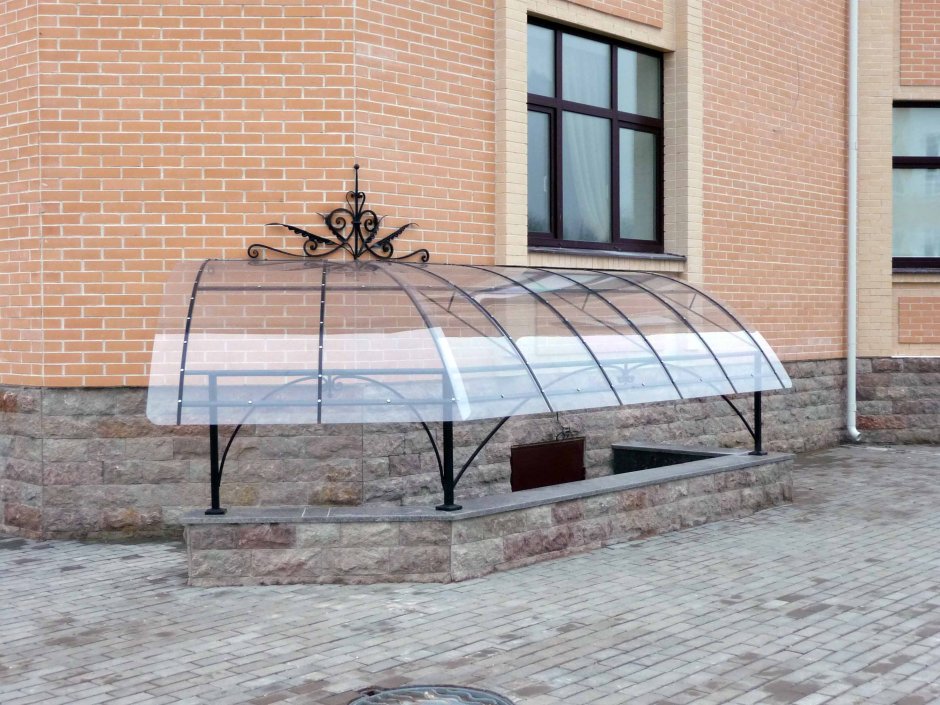 Козырек над приямком из поликарбоната