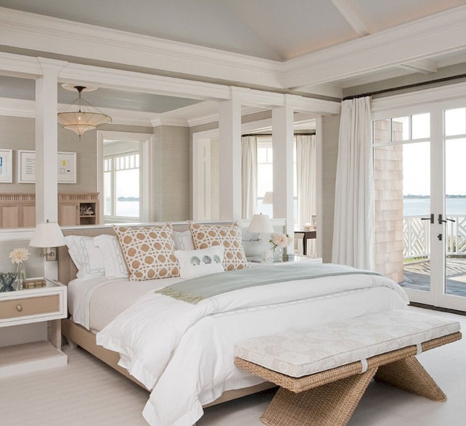 Светлая просторная спальня